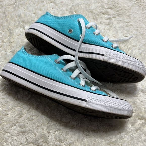 Converse Blue Sneakers with White Rubber Sole and Classic Design - Picture 2 of 6